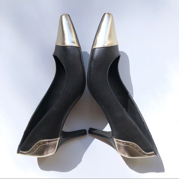 Shoes of Prey Black with Gold Toe Heels - Picture 3 of 11